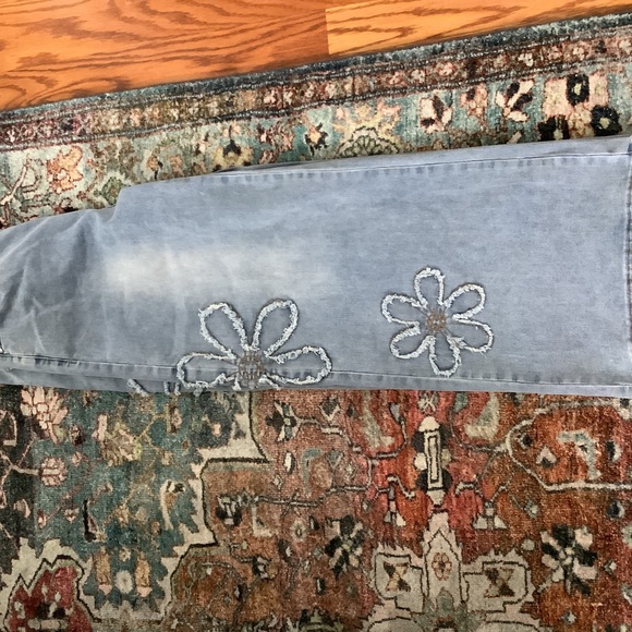 NEW Easel Flower Patch Mineral Washed Jeans Size Medium - Picture 6 of 11